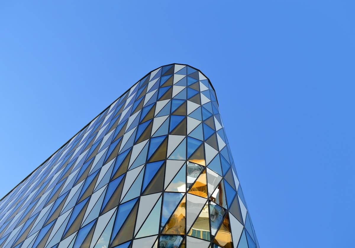 糖心vlog深度揭秘：热点事件风波背后，神秘人在酒吧后巷的角色彻底令人意外